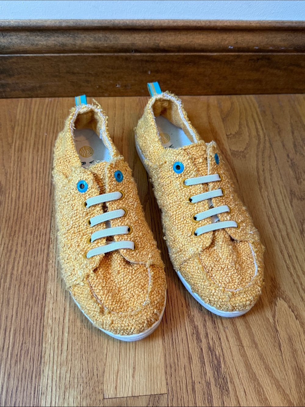 Vionic Beach Pismo Sneakers Orthotic Insole Comfort  Yellowish/Blue Women’s Sz 9